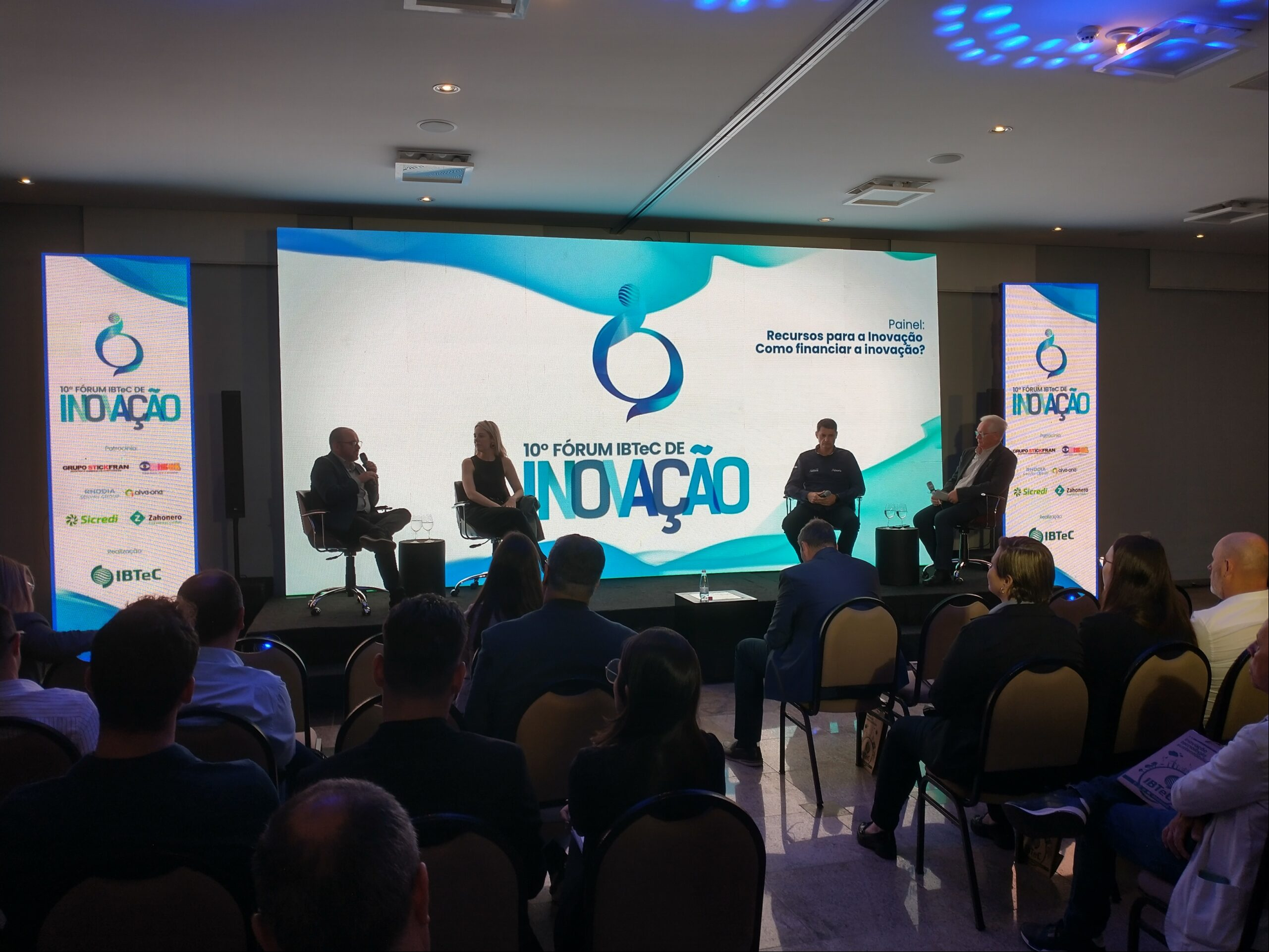 palestra com várias pessoas sentadas
